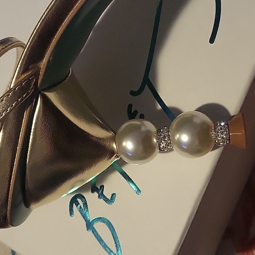Betsey Johnson Gold and Pearl Heels BNIB - Picture 4 of 7
